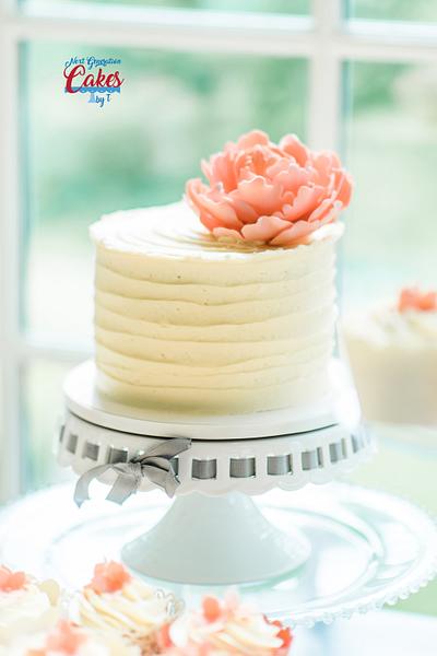 Ivory and peach wedding cake - Cake by Teresa Davidson