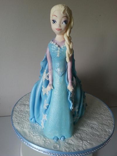 front view of elsa .she is made of fondant with hand painted detail x - Cake by mobo