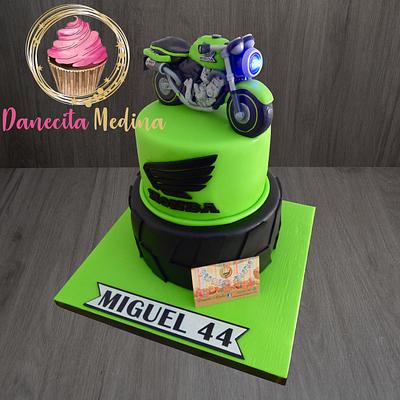 TARTA MOTOCICLETA HONDA HORNET - Cake by Danecita Medina