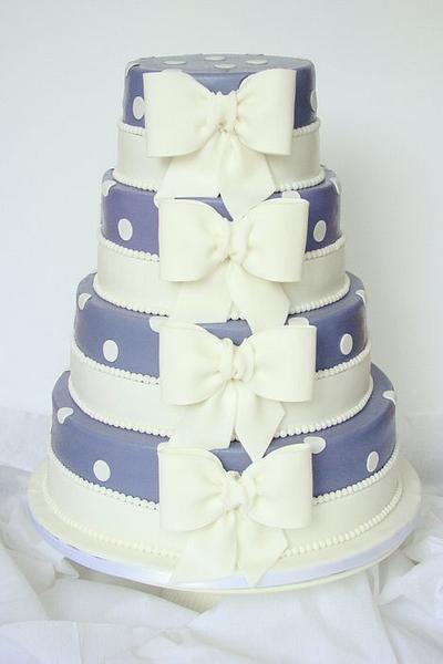 Bow wedding cake - Cake by verjaardagstaartenbestellen.nl by Linda