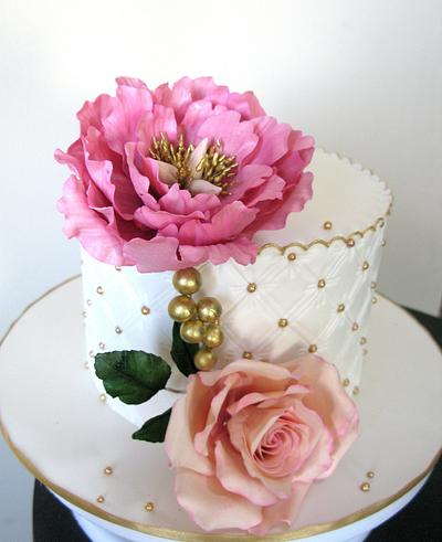 pretty little white cake  - Cake by Delice