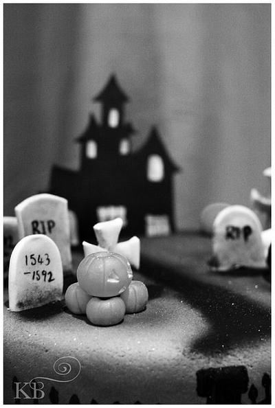 Halloween  - Cake by Katy Davies