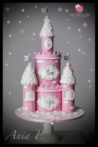Castle cake - Cake by RED POLKA DOT DESIGNS (was GMSSC)