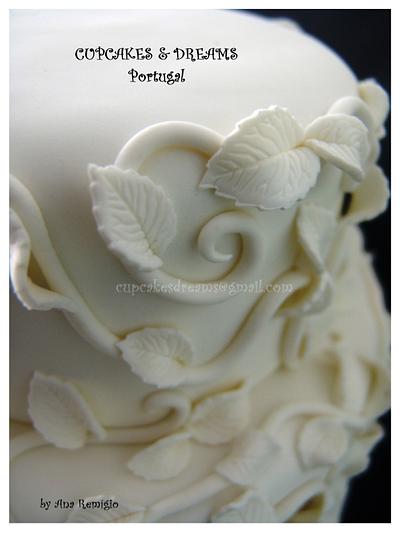 A SIMPLE WEDDING CAKE... - Cake by Ana Remígio - CUPCAKES & DREAMS Portugal