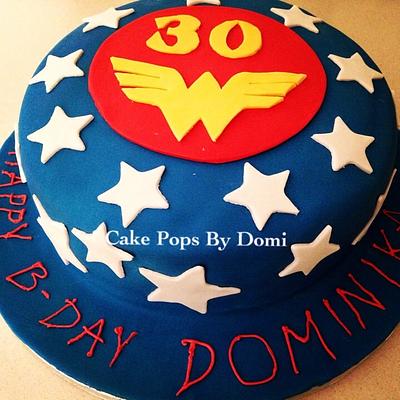 Wonder woman - Cake by Domi @ CakePopsByDomi