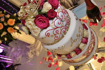 gold crown - Cake by sasha