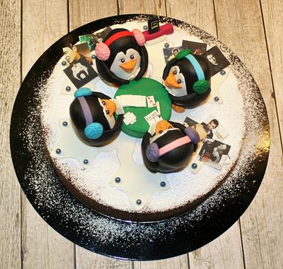 Penguins playing cards - Cake by WhenEffieDecidedToBake