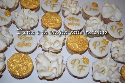 White and gold wedding minicupcakes - Cake by Daria Albanese