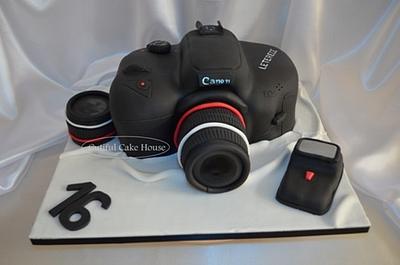 Camera cake - Cake by Sylvia Elba sugARTIST