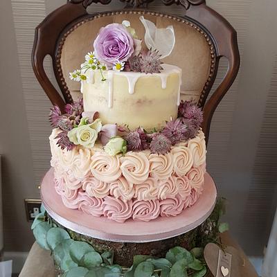 Sweet roses - Cake by The Vintage Baker