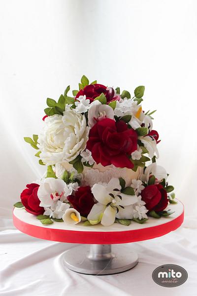 Red bouquet cake by Mito Sweets  - Cake by Mito Sweets 