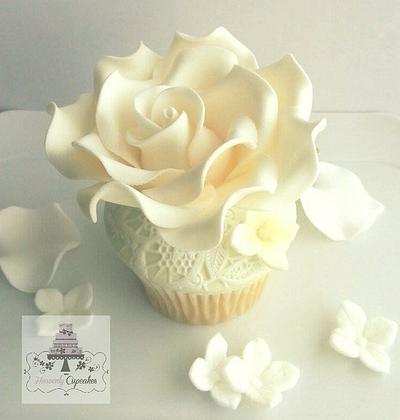 Large rose and buds cupcakes - Cake by Debbie Vaughan