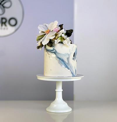 MARBLE FONDANT CAKE WITH FLOWERS - Cake by Le RoRo Cakes