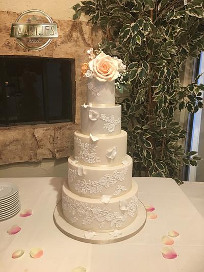 Lace wedding cake - Cake by Taartjes Toko 