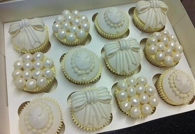 Pearls, Bows & Cameos - Cake by CakeDIY