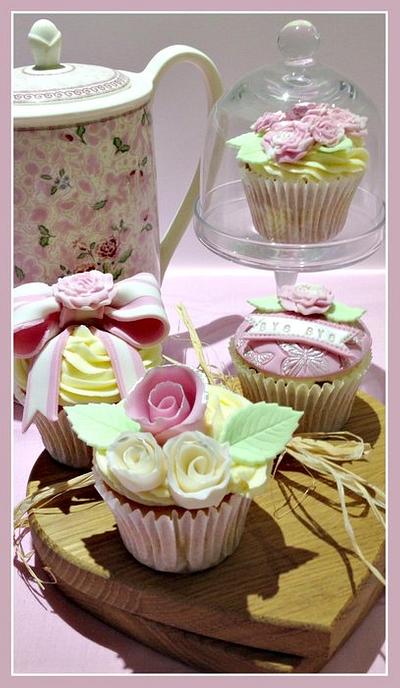 pink & white bye bye cupcakes - Cake by Lianne