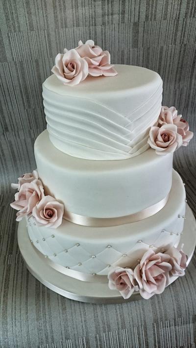 Round weddingcake with sugar roses - Cake by Pauliens Taarten