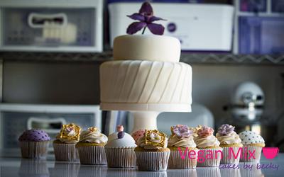 White cake purple flower - Cake by VeganMixCakes