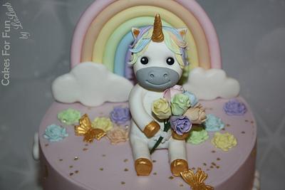 Unicorn with tiny bouquet rainbow roses - Cake by Cakes for Fun_by LaLuub