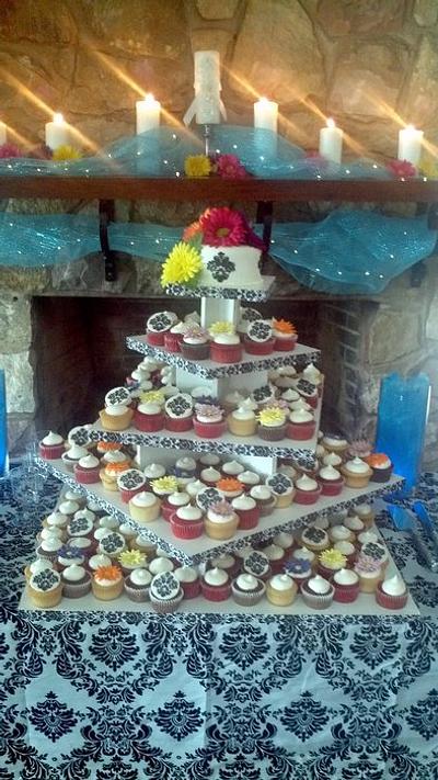 Damask and Daiaies Cake and Cupcakes - Cake by Dayna Robidoux