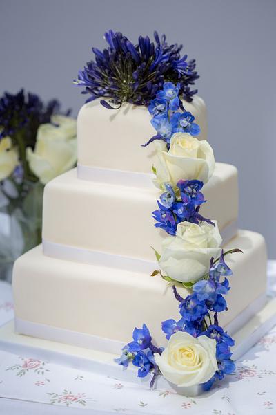 Square wedding cake with beautiful fresh flowers - Cake by Sugarella Cakes