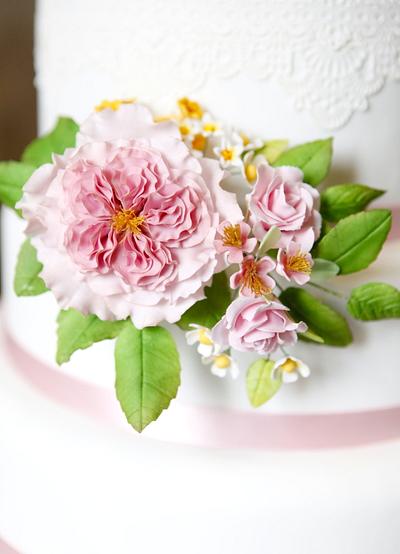 Vintage rose with tiny filler flowers - Cake by Kasserina Cakes