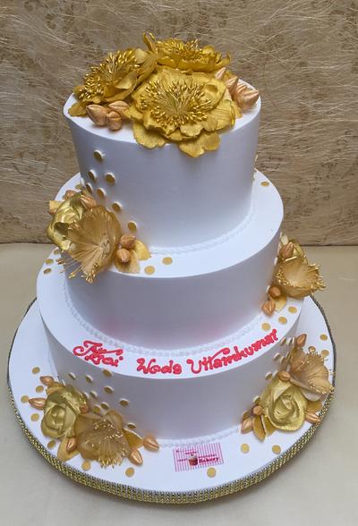 White and Gold Elegance  - Cake by Michelle's Sweet Temptation