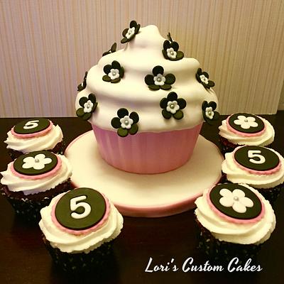 Giant Cupcake  - Cake by Lori Mahoney (Lori's Custom Cakes) 