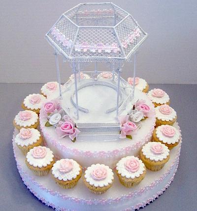 Cupcake Centerpiece - Cake by Cheryl
