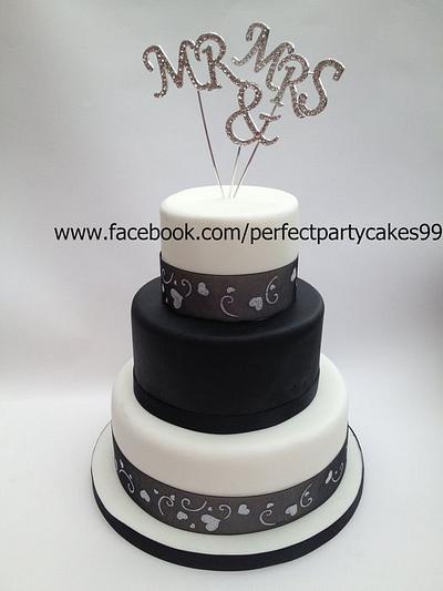 Simple black and white - Cake by Perfect Party Cakes (Sharon Ward)