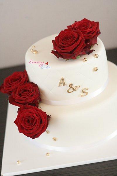 White wedding cake with red roses and a touch of gold - Cake by Emmy 