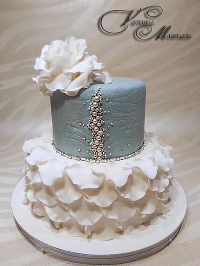 White and silver - Cake by Victoria