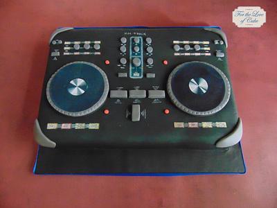 DJ mixing deck - Cake by For the love of cake (Laylah Moore)