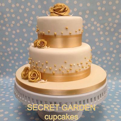 Wedding cake in Gold and Ivory - Cake by Siyana Sibson