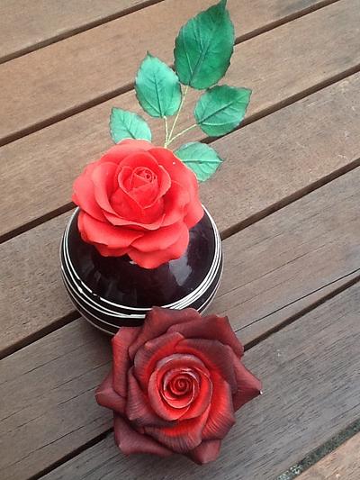 Gumpaste roses - Cake by SAIMA HEBEL