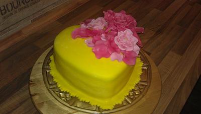 yellou heart with roses - Cake by Satir