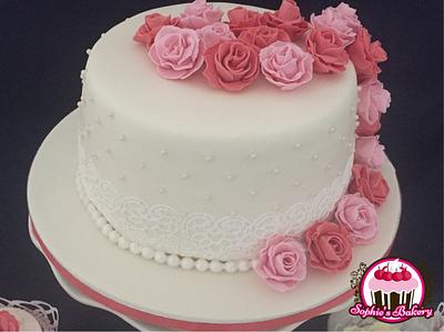 Little wedding cake with matching red velvet cupcakes - Cake by Sophie's Bakery