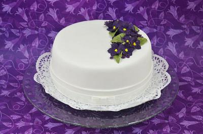 Flowers and white - Cake by Silvia Caeiro Cakes