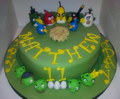 Angry Birds Birthday cake and cupcakes - Cake by Jan