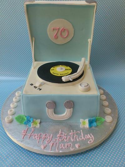 Retro Record Player Cake  - Cake by Kazza