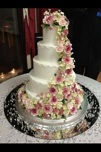 Pretty in pink - Cake by Peter Roberts
