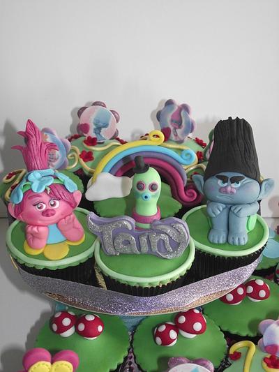 cupcake trolls  - Cake by NanyDelice