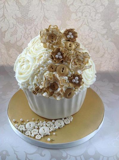 Gold and cream Ruffles and buttons - Cake by Wendy 