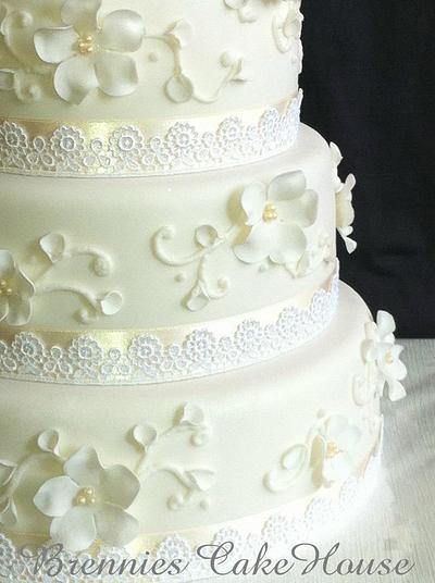white wedding cake - Cake by Brenda Bakker
