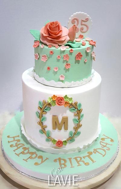 Chic Green & white cake - Cake by C'est LAVIE Cakes and Pastries