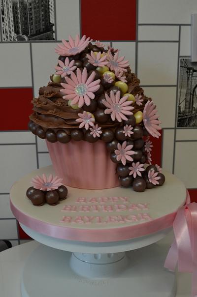 Giant cupcake - Cake by Lisa Pallister