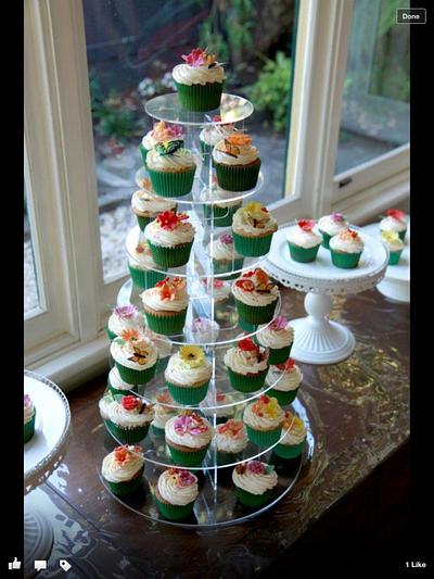 Engagement floral cupcakes - Cake by Karen Blunden