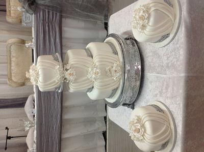 White and silver wedding cake - Cake by Helenscakecraft