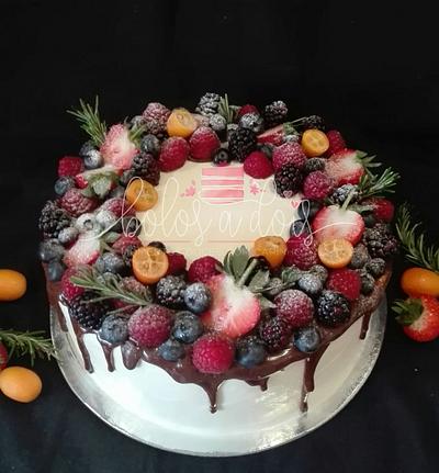 Drip cake frutos vermelhos - Cake by Claudia Pereira