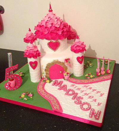 Castle cake  - Cake by Donnajanecakes 